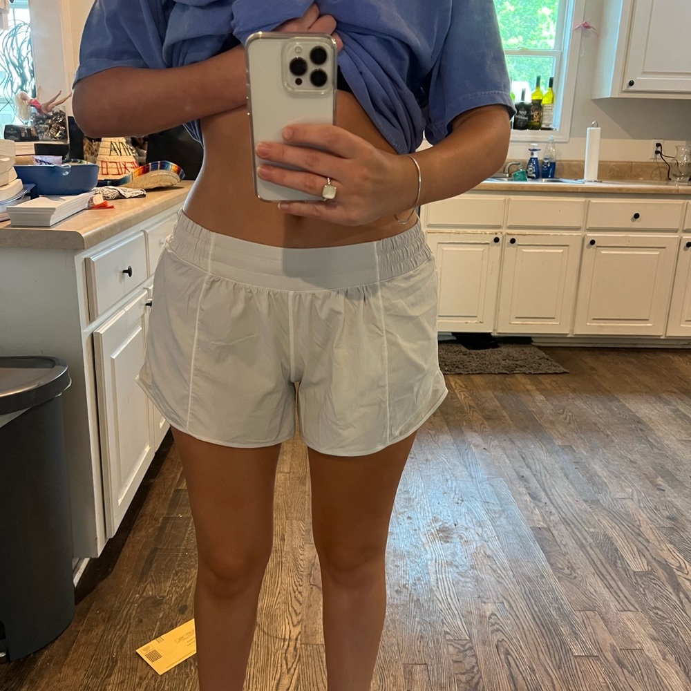 Hotty Hot Low-Rise Lined white lulu lemon Short 4"